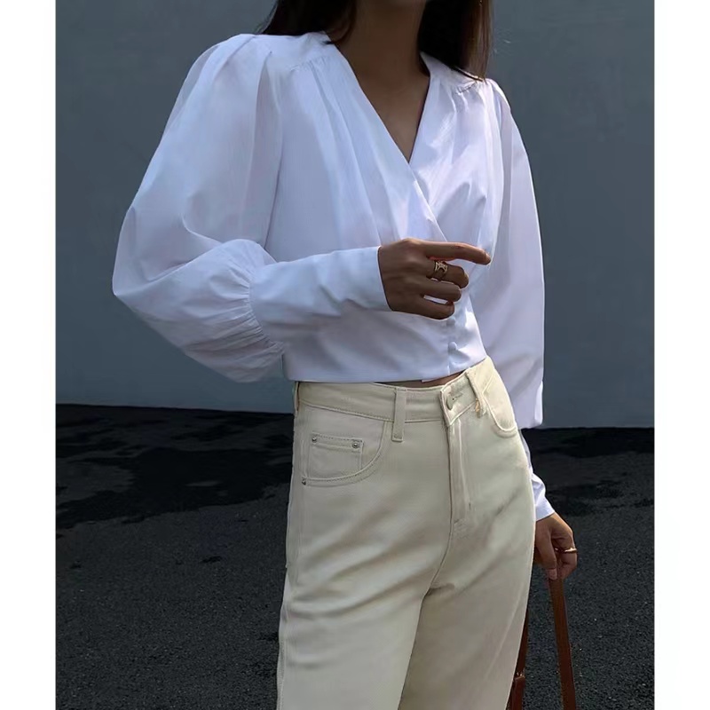 Weißes V-Ausschnitt Longärmed Hemd weibliche Design Sinn Nische Neues dünnes Laternenhülle Top
